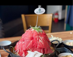 산더미처럼 쌓아 나오는 고기비주얼부터 우와아감탄 나오고 고기맛도 부들부들 연하고 맛있다????❤️ 안에 콩나물과 파가 듬뿍 들어있는데 갈비 한입+콩나물 한입 하면 천국⚡️